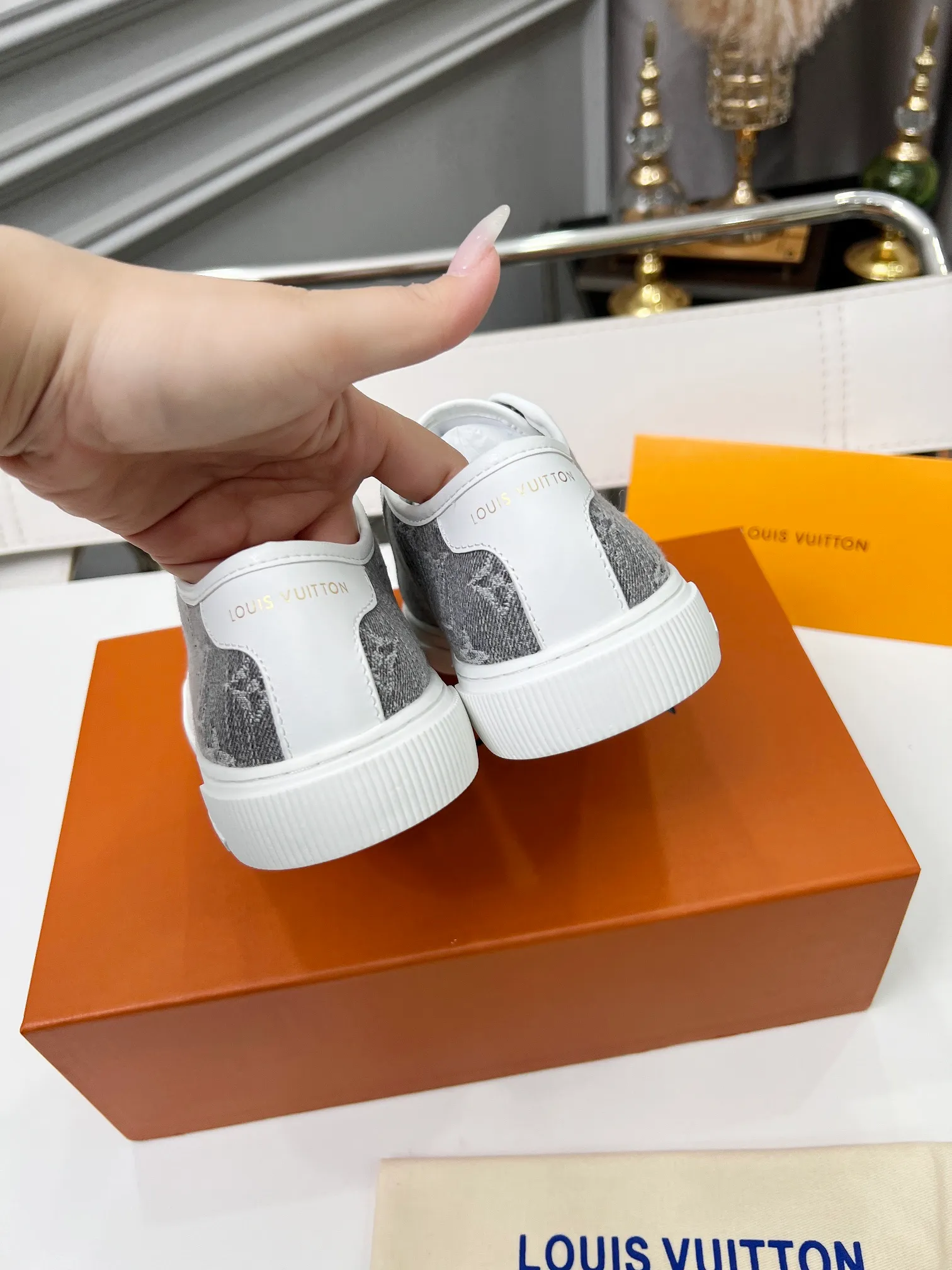 👟👟Ex-factory price 440👟👟 New arrival🆕 The hottest early spring model is coming. LV Lagoon sneakers are made of Monogram denim, injecting a retro flavor into the classic design. Leather trimmings pop out with the Louis Vuitton logo, while stenciled eyelets, trim and laces add to the refined details, and a rubber outsole embellished with Monogram flowers completes the look. Code number: 35~41, multiple colors available! Oil edges + TPU outsole + drawer box packaging